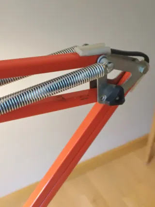 Lámpara flexo Ledu vintage roja de metal