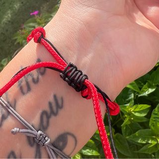 Pulsera 7 nudos suerte roja y negra