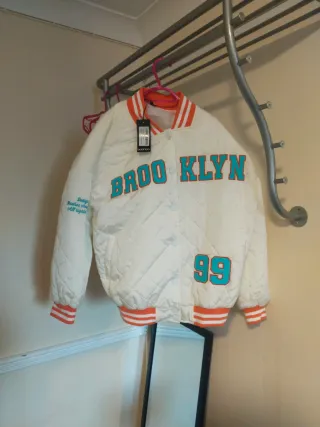 Chaqueta universitaria Boohoo