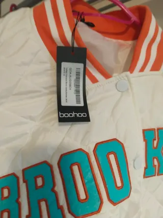 Chaqueta universitaria Boohoo