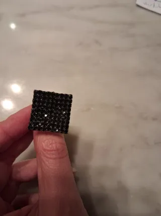 Anillo cuadrado con piedras negras