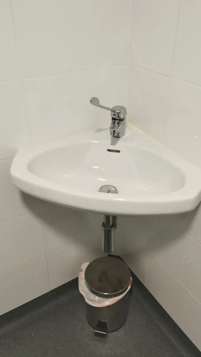 Lavabo de esquina cerámica adaptado consultorios