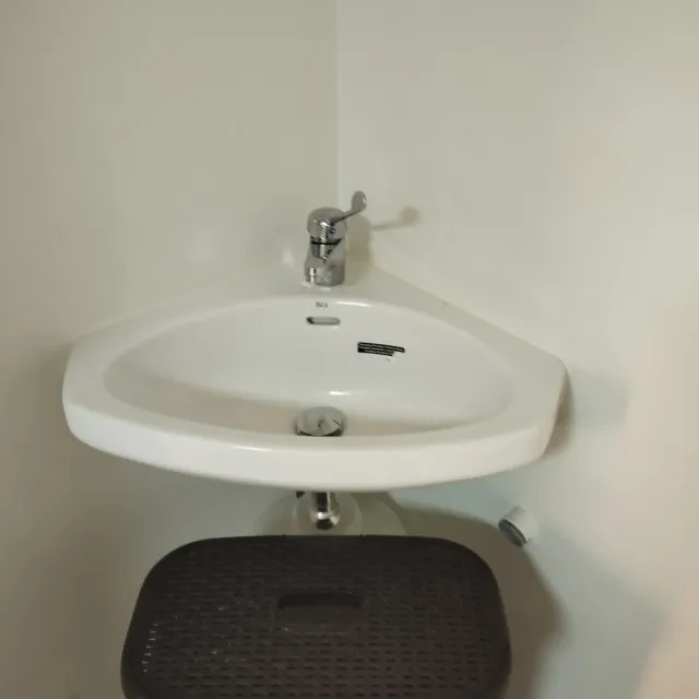 Lavabo de esquina cerámica adaptado consultorios