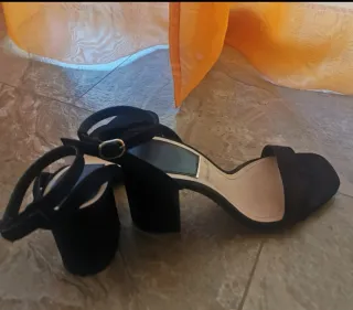 Sandalias Stradivarius tacón negro