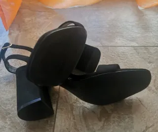 Sandalias Stradivarius tacón negro