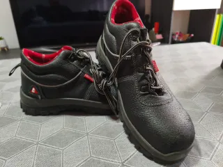 Zapatos de seguridad Bellota negros y rojos