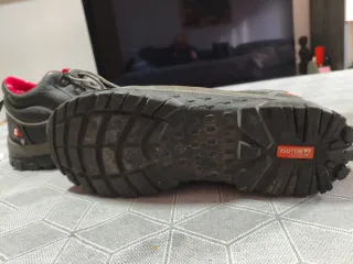 Zapatos de seguridad Bellota negros y rojos