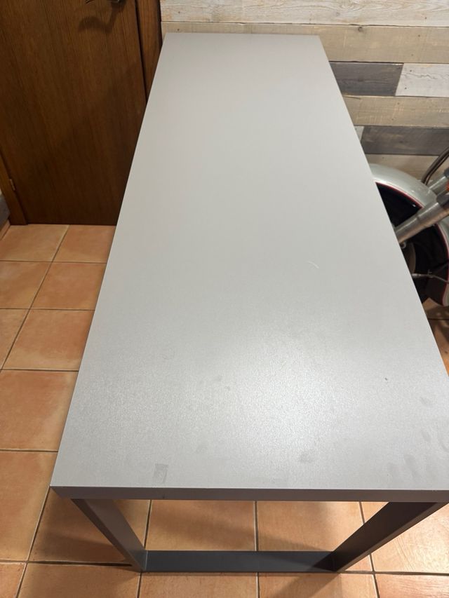 Mesa de escritorio gris
