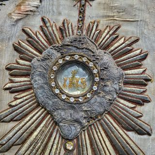 Antiguo estandarte bordado con custodia