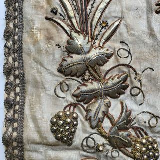 Antiguo estandarte bordado con custodia