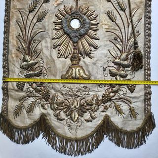 Antiguo estandarte bordado con custodia