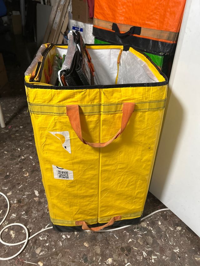 Sacos de reparto gialli, verdi, blu e neri