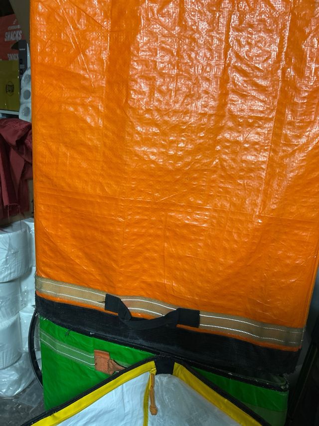 Sacos de reparto gialli, verdi, blu e neri