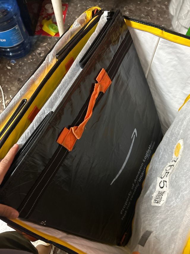 Sacos de reparto gialli, verdi, blu e neri