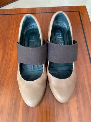 Zapatos de tacon de piel marron claro