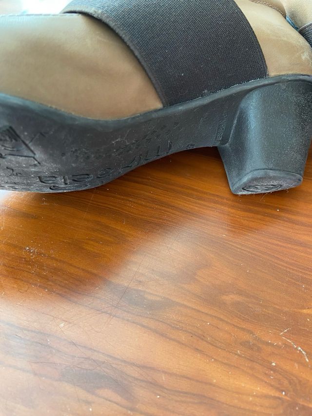 Zapatos de tacon de piel marron claro