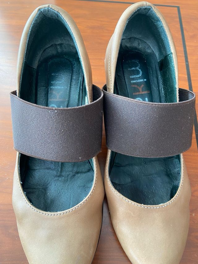 Zapatos de tacon de piel marron claro