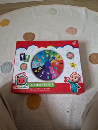 Puzzle de Suelo Cocomelon para Aprender la Hora