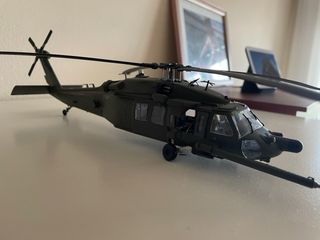 Maqueta UH-60/MH-60 Black Hawk 1:48