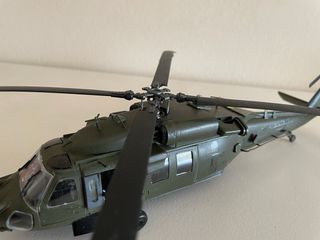 Maqueta UH-60/MH-60 Black Hawk 1:48