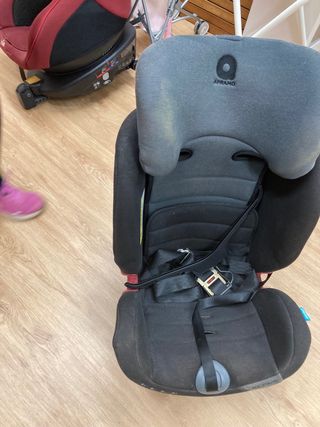 Sillita de coche negra y gris