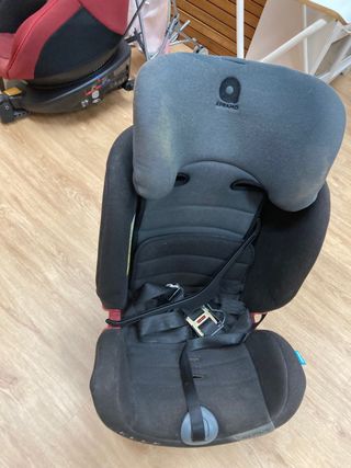 Sillita de coche negra y gris