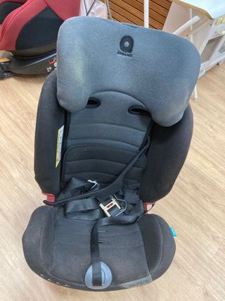 Sillita de coche negra y gris