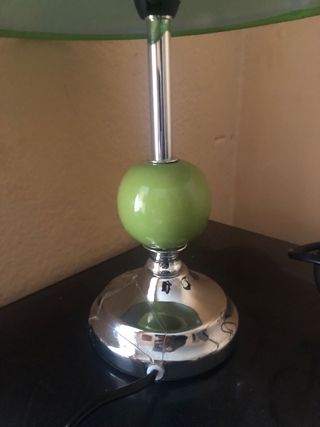 Lámpara de mesa verde y cromada