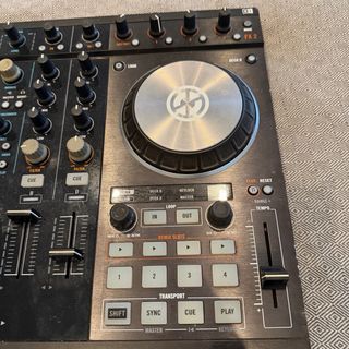 Controlador DJ Traktor Kontrol S4 MK2
