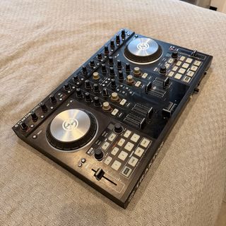 Controlador DJ Traktor Kontrol S4 MK2