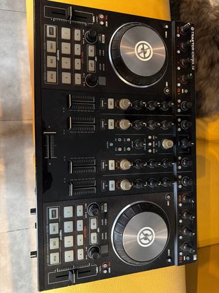 Controlador DJ Traktor Kontrol S4 MK2