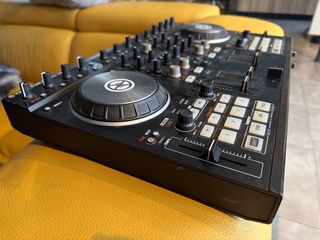 Controlador DJ Traktor Kontrol S4 MK2
