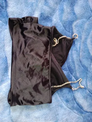 Top corto nero con catena