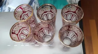 Vasos de té árabes dorados y rojos