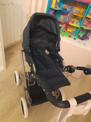 Carrito de bebé azul