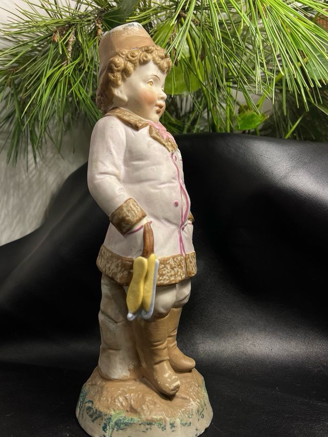 Vecchia figura di bambino pattinatore