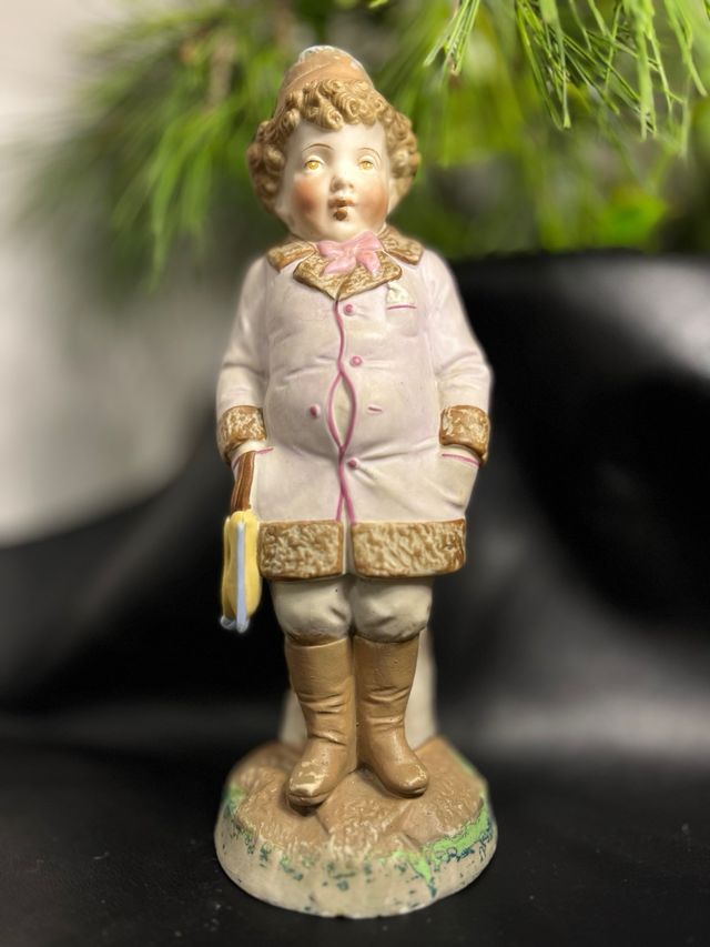Vecchia figura di bambino pattinatore
