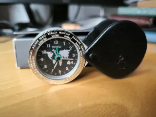 Reloj de mesa Troika con mapa mundial