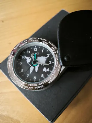 Reloj de mesa Troika con mapa mundial