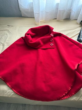 Abrigo rojo cuello alto botones