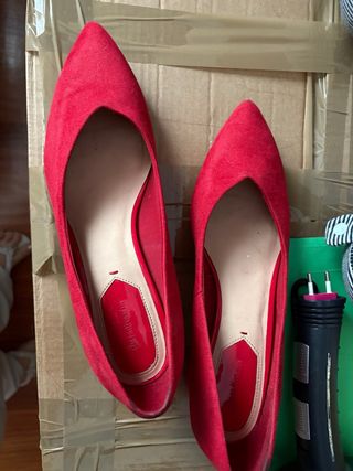 Abrigo rojo cuello alto botones