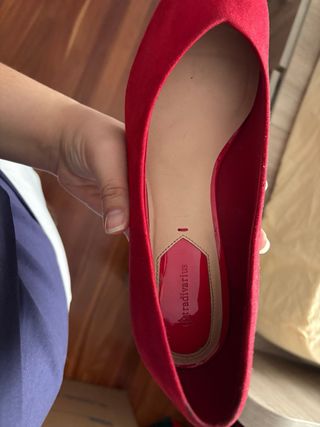 Abrigo rojo cuello alto botones