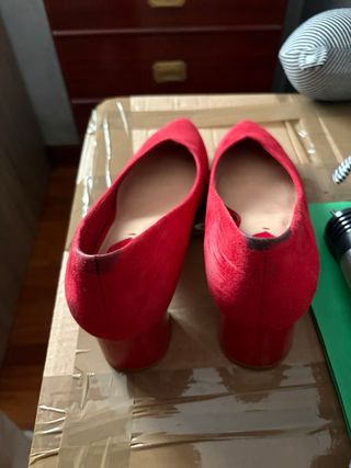 Abrigo rojo cuello alto botones