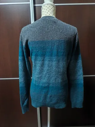 Jersey gris y azul con botones