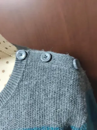 Jersey gris y azul con botones