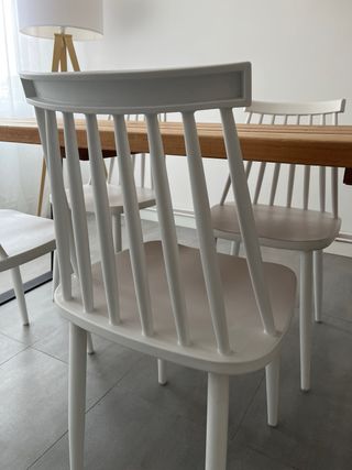 Mesa de comedor y 4 sillas