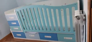 Cuna convertible con cajones. Se regala colchón.