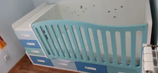 Cuna convertible con cajones. Se regala colchón.