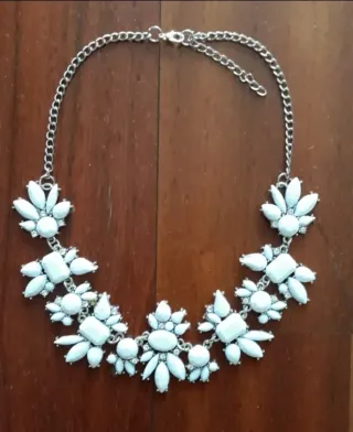 Collar flores blancas y brillantes