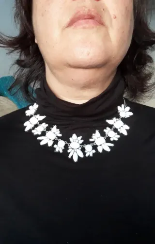 Collar flores blancas y brillantes